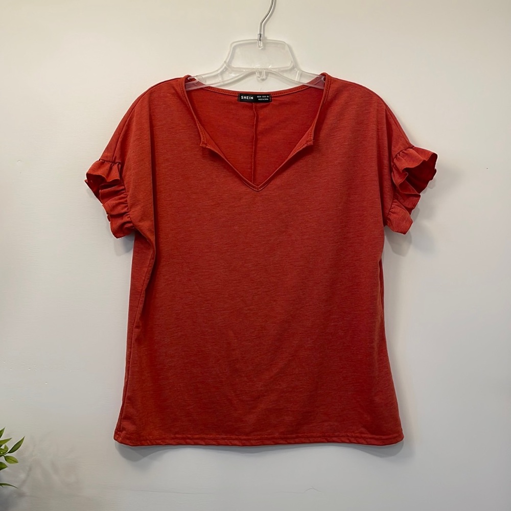 Adorable. NWOT. medium. Orange/rust ruffle sleeve top